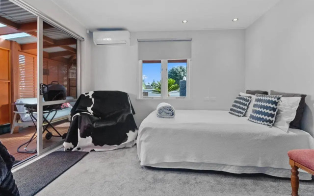 Bach on Wilson - Waihi Beach Holiday Home