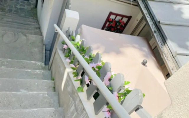 Sympathy Studio for 2 Near the Sacre Coeur