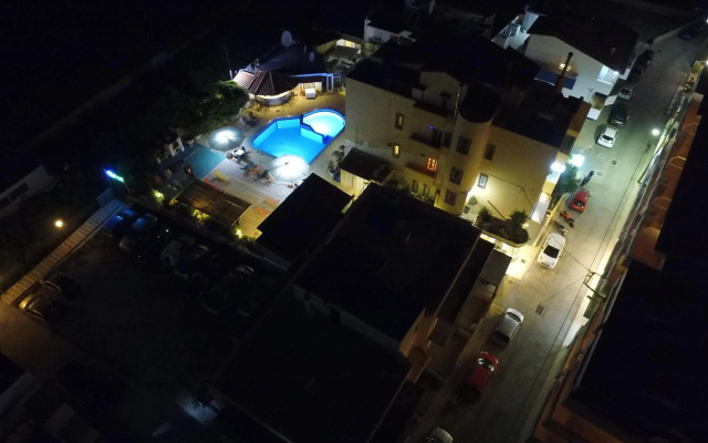 Albatross Studios & Apartments