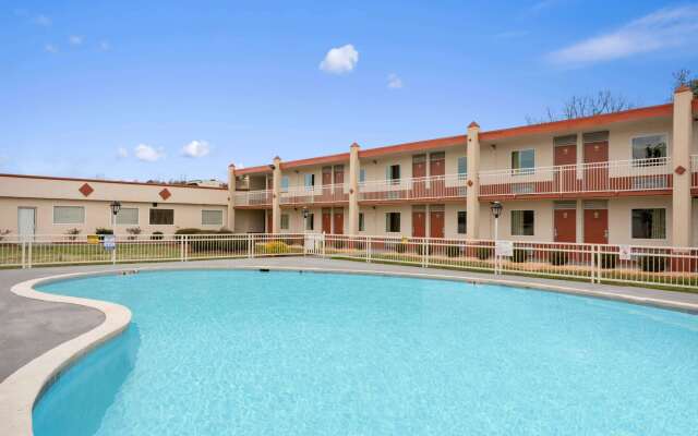 Days Inn by Wyndham Shelby