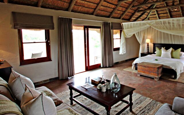 Hlosi Game Lodge - Amakhala Game Reserve