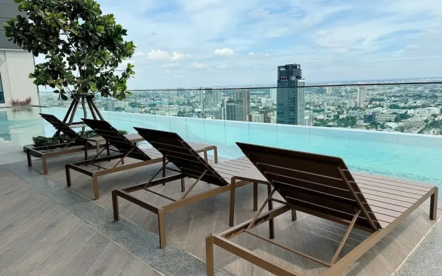 The Quarter Ratchayothin by UHG