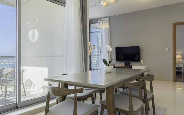 Sleek & Serene Apartment w/ Stunning Marina Views