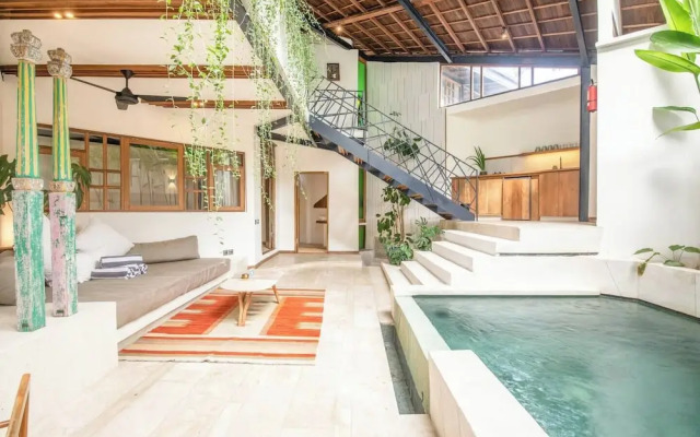 Modern 2-br Art Deco Villa, 800m From the Beach