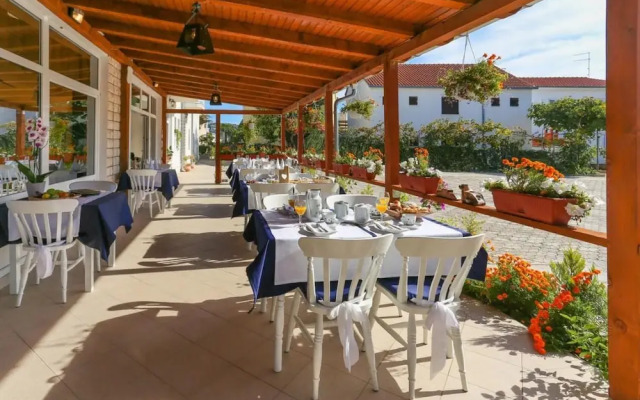 Lias 2 - With Restaurant - A12