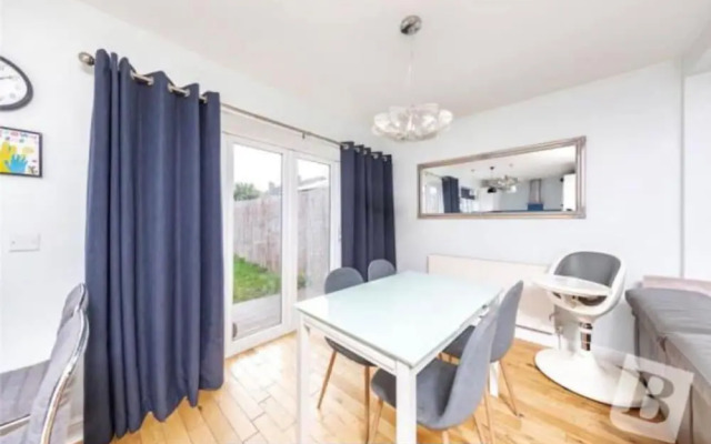 Stunning 4-bed House in Gidea Park