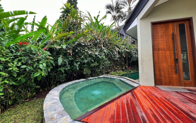 Villa 4-BR Klub Bunga No. 8 Batu Malang