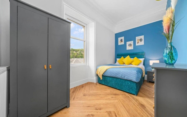 Stylish 4 Bed-town Centre