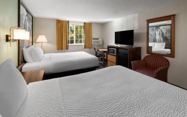 Super 8 by Wyndham Winona MN