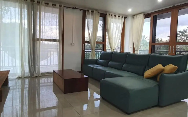 Exquisite 3-Bedroom Unit With Free Parking.