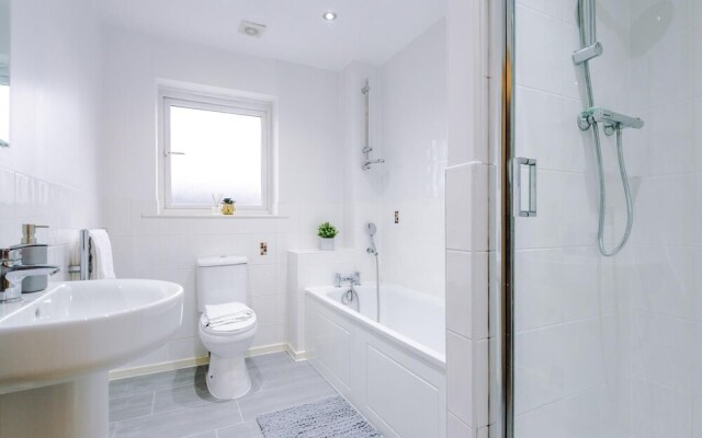 Beautiful 3-bed House in Salford,