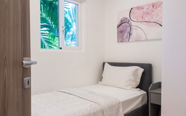 Family Getaway Apartment - On The Beach