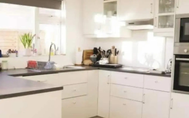 Coastal Hideaway - Sleeps 4 & Free Parking