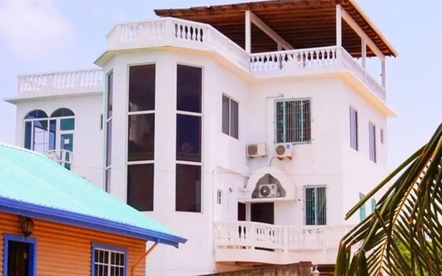 See Belize Sunrise Sea & Garden View 2-bed Studio w Pool & Overwater Deck, 1stfl