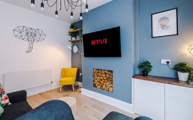 Stylish Spacious Home Great Location Sleeps 6