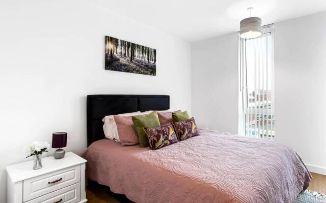 Stylish 2 Bed/2 Bath, Parking - Bracknell Centre