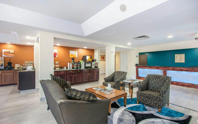 Econo Lodge Inn & Suites