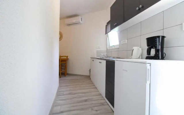 Cozy Apartment With Patio and Parking