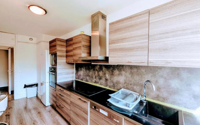 Chic and comfortable apart near Paris