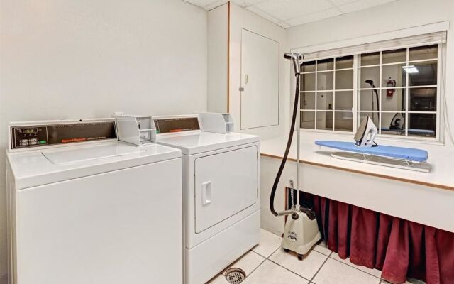 Days Inn and Suites by Wyndham Greeley