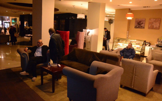 Sandy Le Oriental Hotel