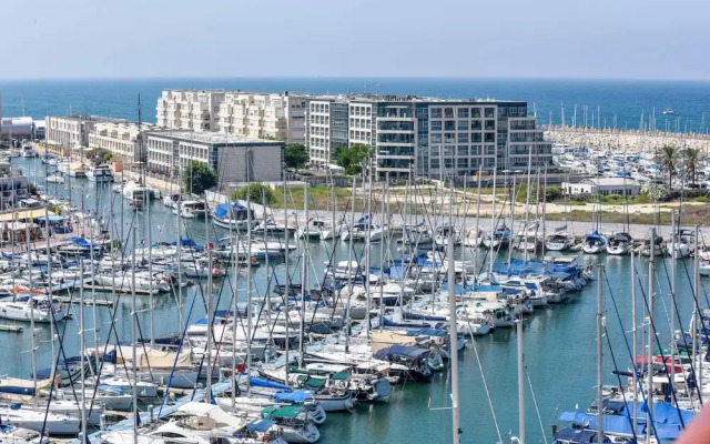 Deluxe 3 BD Marina Apartment in Herzylia
