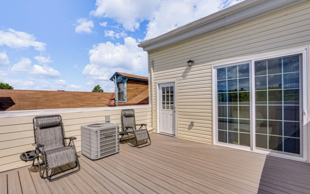 Modern Pittsburgh Home w/ Rooftop Deck & Backyard