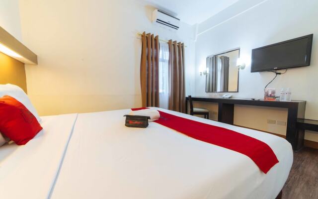 RedDoorz Premium @ The Ritz Garden Oases