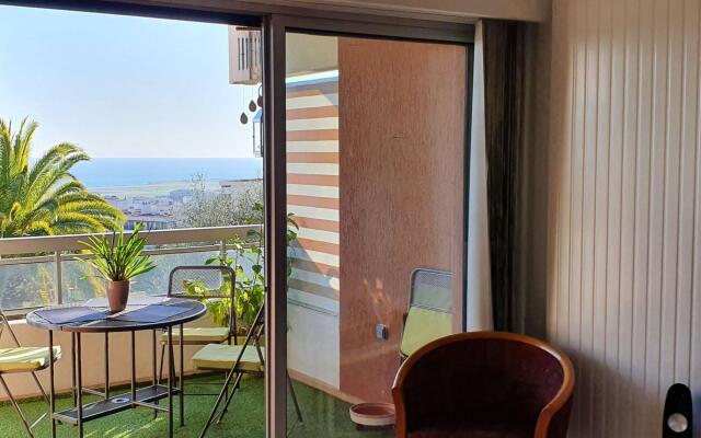 Classy Apartment in Nice with pool and private parking place