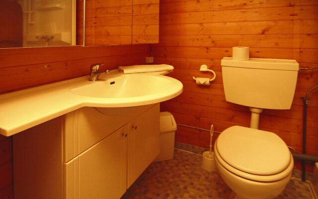 Log Cabin by Fahrsee With Lake Sauna