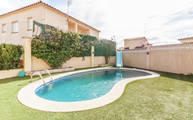 Alluring Villa in L'escala With Private Swimming Pool