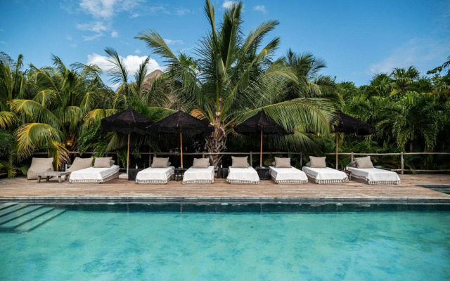 Radhoo Tulum