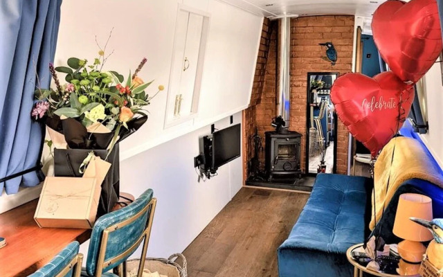 Narrowboat With Hot Tub, Spa, Cruising And More