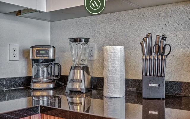 2BR Condo With Private Balcony - Padel Court