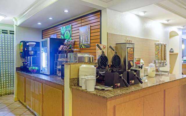 La Quinta Inn by Wyndham Victoria