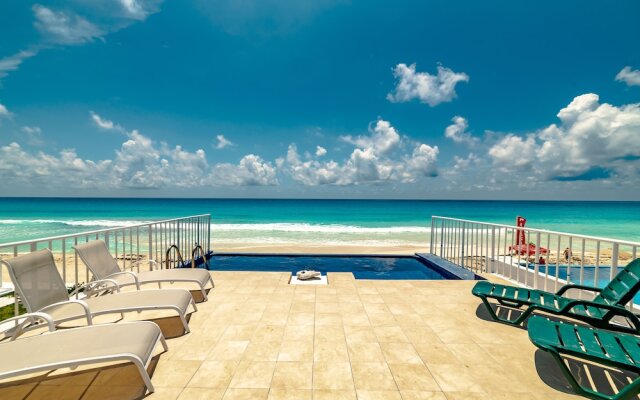 Private pool in beach front Villa