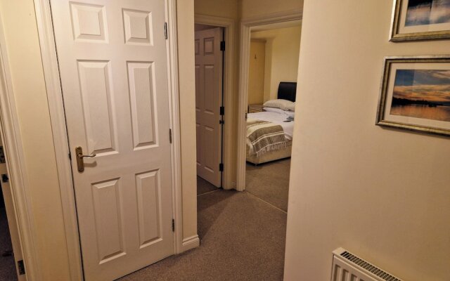 2 Bed Flat - Sleeps 4 - Parking - Wifi