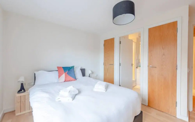 Spacious 2 Bedroom Apartment Near White City