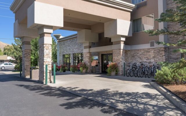 Wood River Inn & Suites