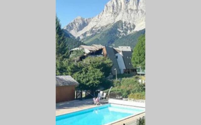 Studio mansardé 18 m2 climatisé avec piscine privée