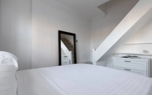 St Stephen's Gardens VII by Onefinestay