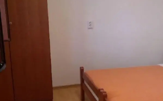 Anna - Free Parking - A2