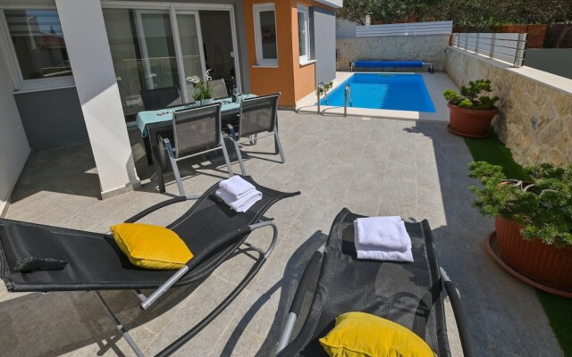 Funtastic Pool Villa Apartments