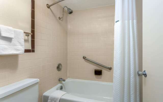 Days Inn by Wyndham Breezewood