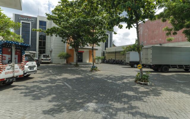 RedDoorz near Universitas Sebelas Maret