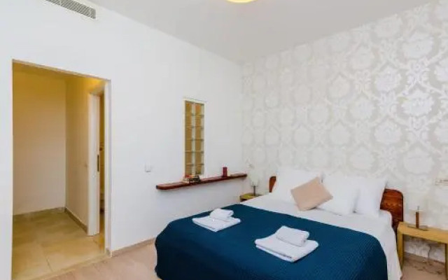 Villa Art Gallery - Six Bedroom Villa with Terrace and Swimming Pool