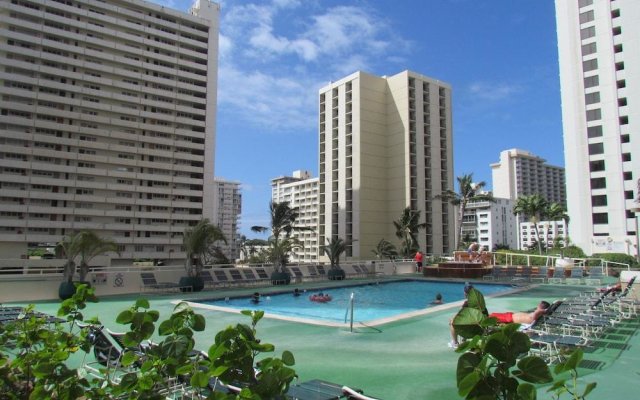 Waikiki Banyan - Walk to the Beach