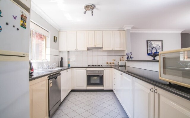 Rustic Hardwood 2 Bedroom Apartment in Randwick