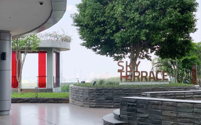 Stunning And Strategic 1Br Loft At Neo Soho Apartment