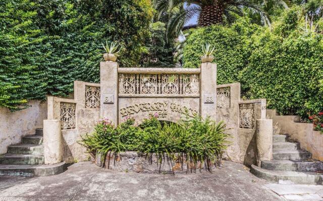Spoilt for Choice 2-bed/2-bath + Free Parking